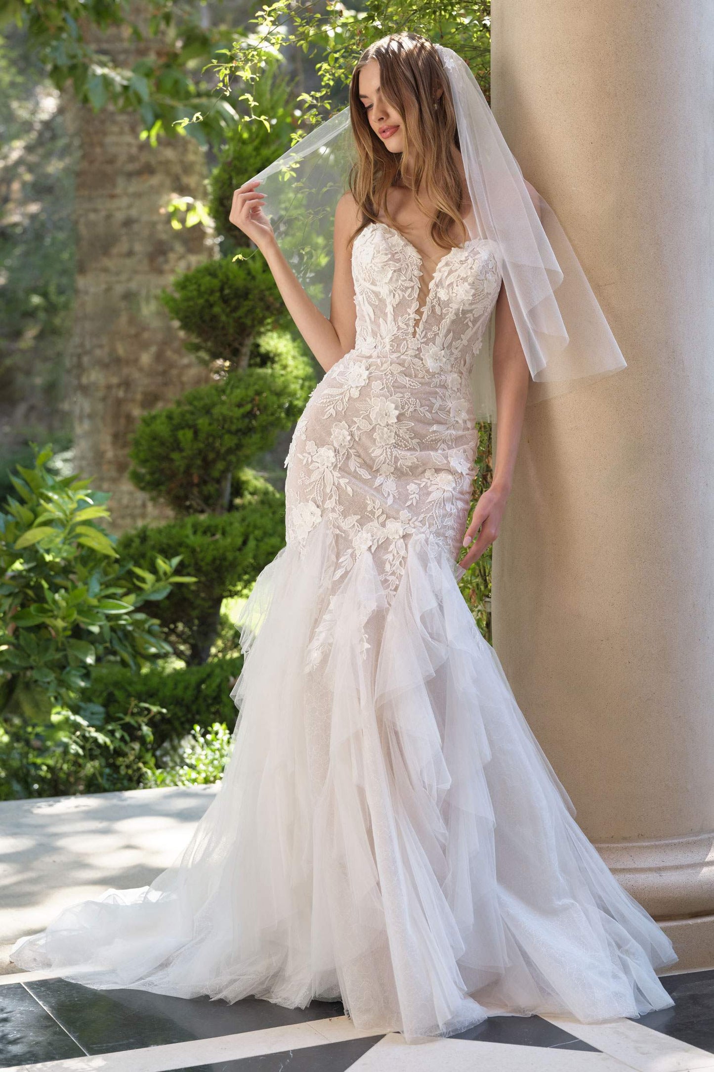 Vestido de novia strapless Andrea & Leo WL062 entallado y con vuelo, incluye velo