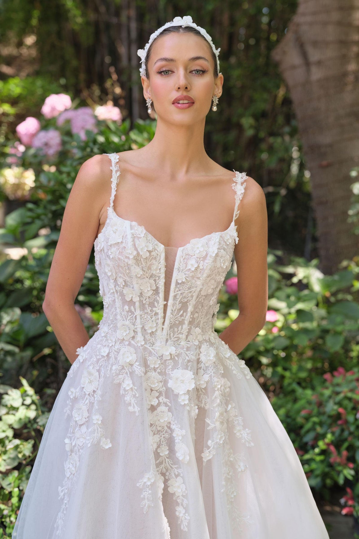 Vestido de novia de corte A Andrea & Leo WL063 con escote pronunciado y tirantes florales