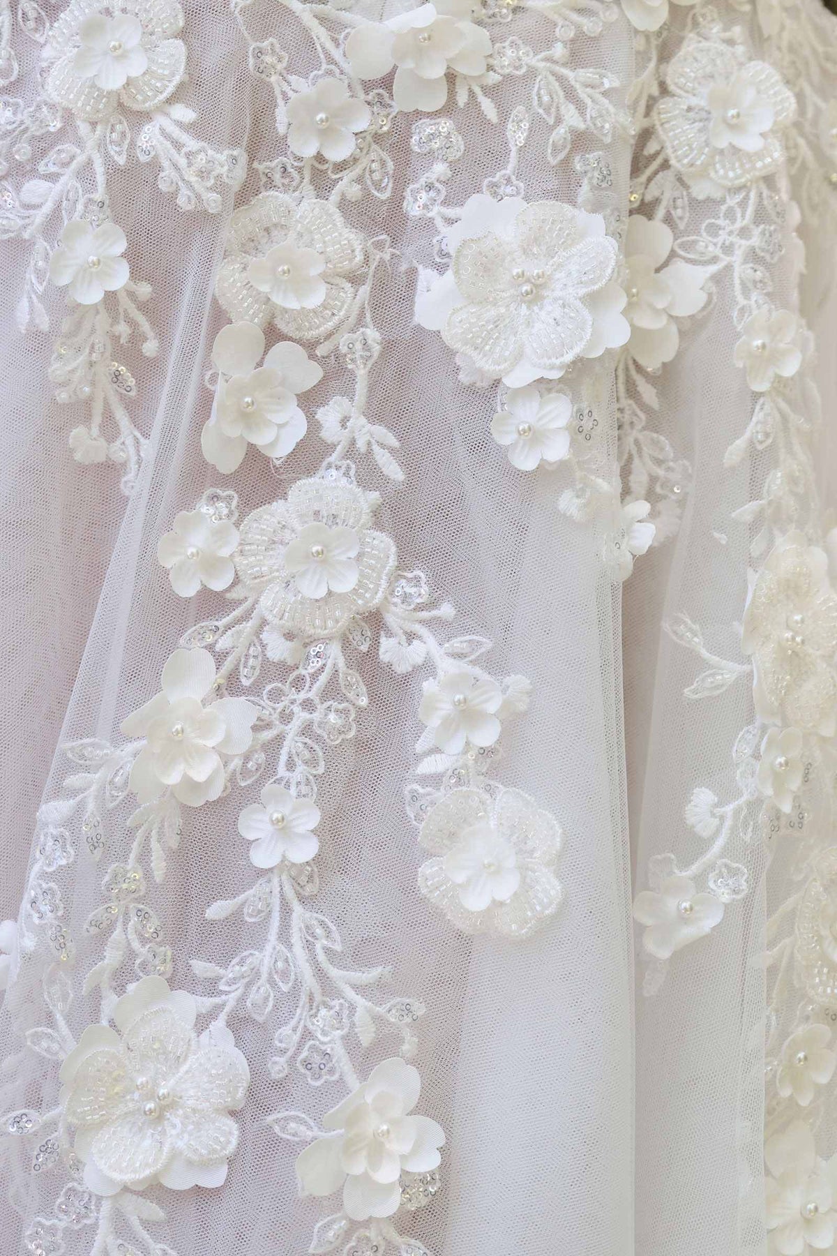 Vestido de novia de corte A Andrea & Leo WL063 con escote pronunciado y tirantes florales