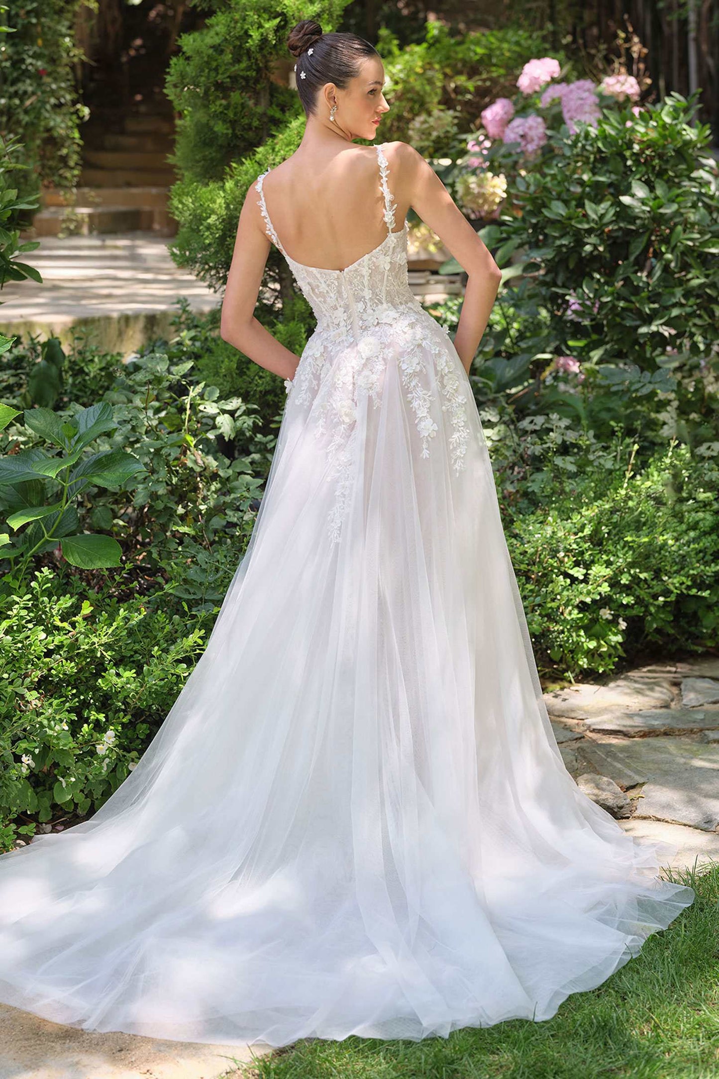 Vestido de novia de corte A Andrea & Leo WL063 con escote pronunciado y tirantes florales