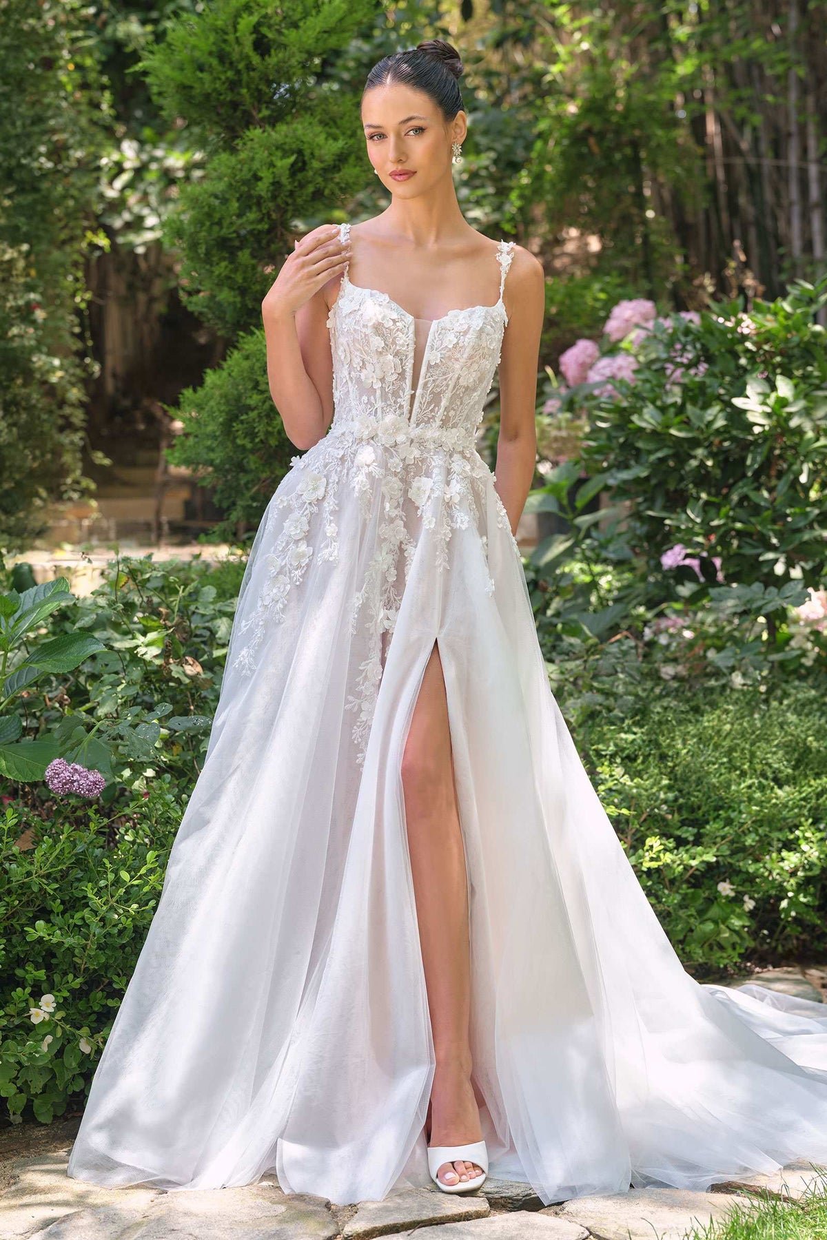 Vestido de novia de corte A Andrea & Leo WL063 con escote pronunciado y tirantes florales