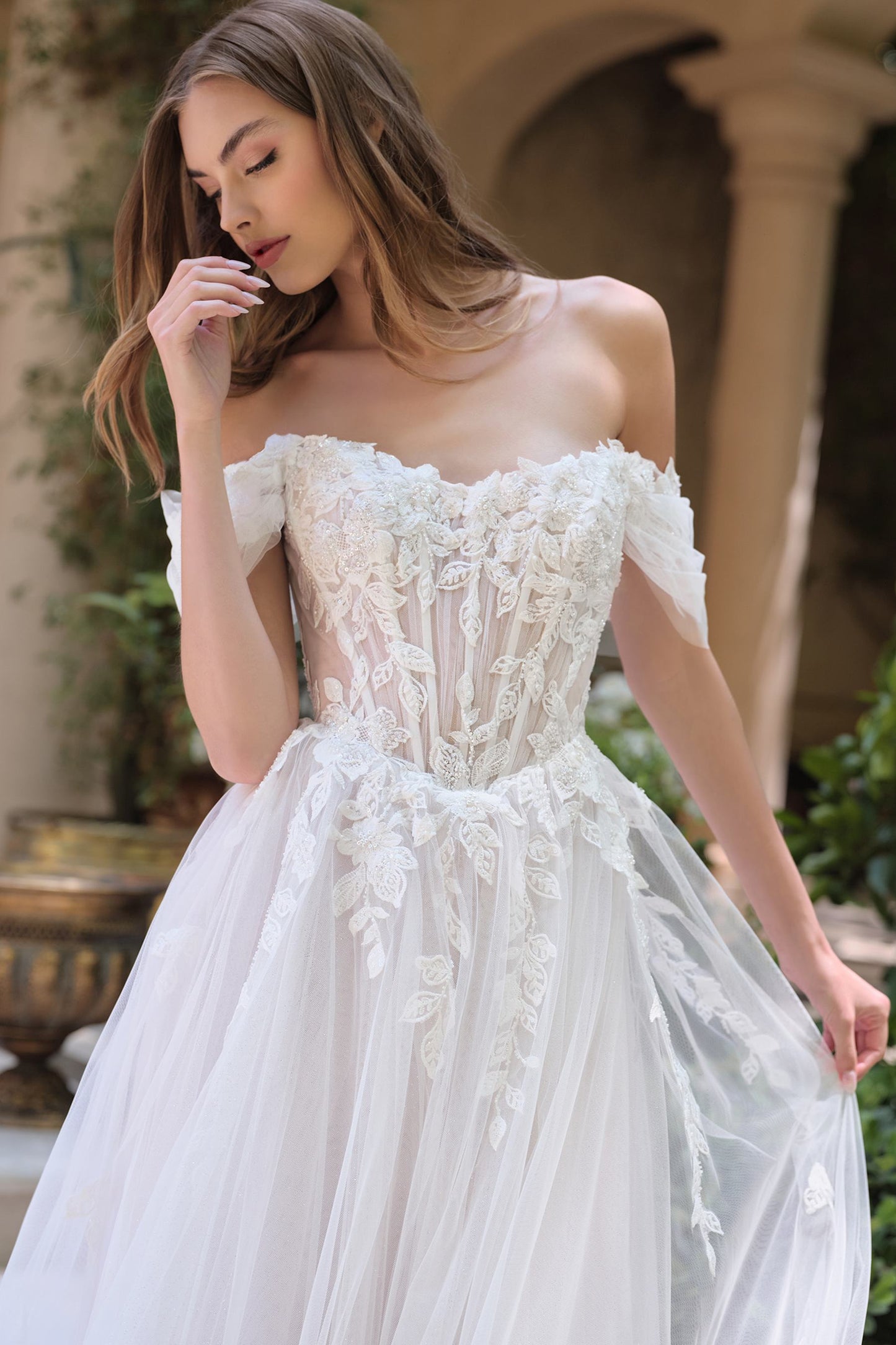 Vestido de novia de corte A con apliques florales de encaje y hombros descubiertos Andrea & Leo WL089