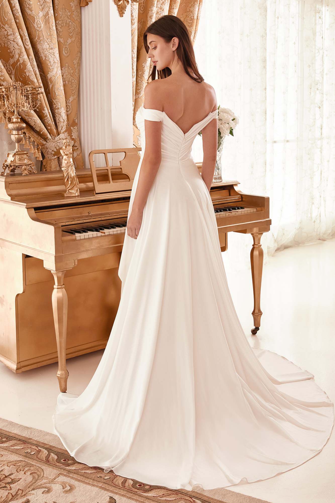 LIQUIDACIÓN - Vestido de novia largo drapeado con hombros descubiertos Ladivine WN315 con sobrefalda (Talla 10)