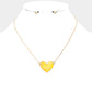 Collar con colgante de corazón detallado en lámina de oro