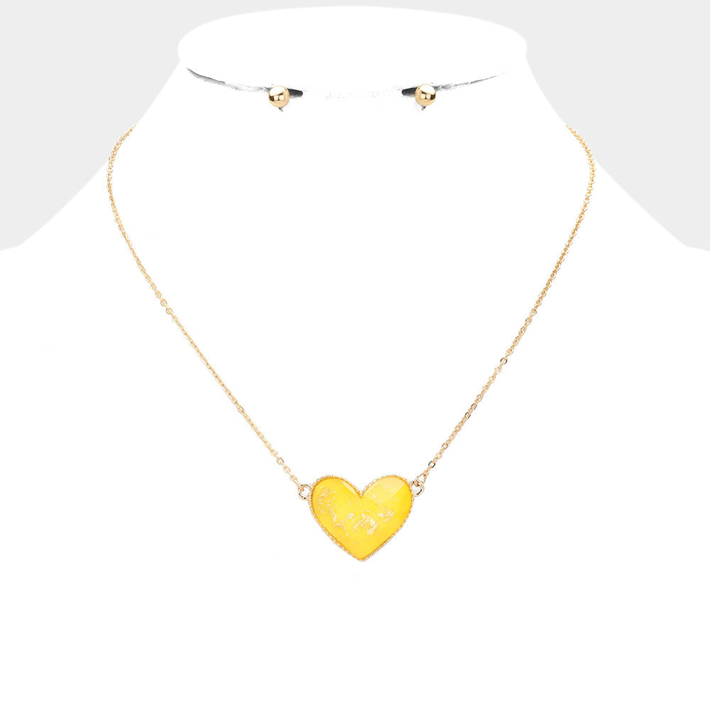 Collar con colgante de corazón detallado en lámina de oro