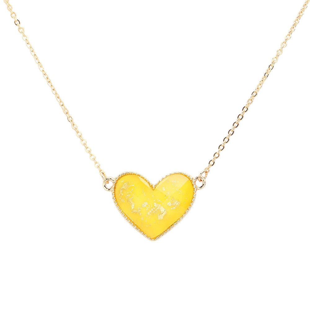 Collar con colgante de corazón detallado en lámina de oro