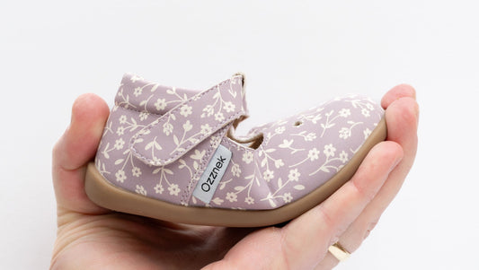 Ava Blossom Zapatos Mary Janes Descalzos para Niñas | Zapatos Florales con Tira en T para Niñas Pequeñas