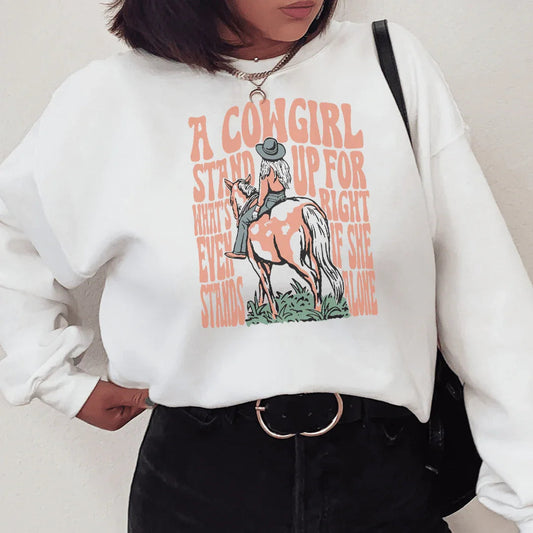 Una vaquera defiende lo que es correcto, incluso si se queda sola. Camiseta.
