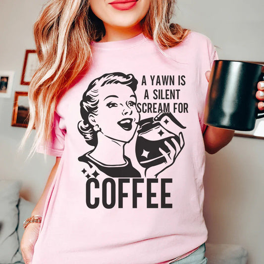Una bostezo es un grito silencioso pidiendo café Camiseta