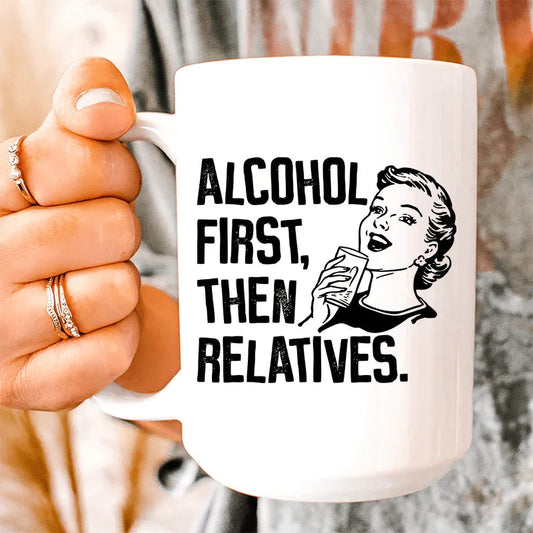 Taza de cerámica de 15 oz "Primero el alcohol, después los parientes"