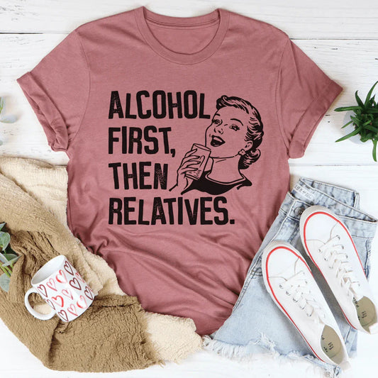 Primero el alcohol, luego los parientes. Camiseta