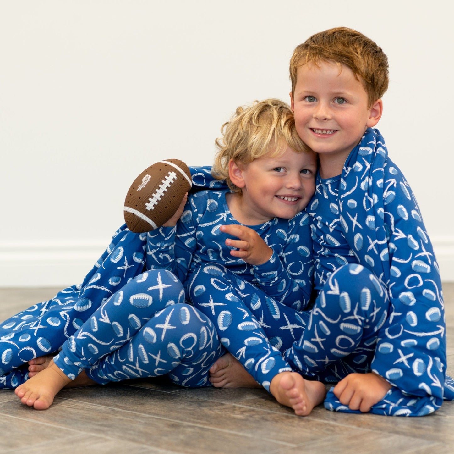 Pijama de niño mayor con diseño de libro de jugadas de fútbol azul