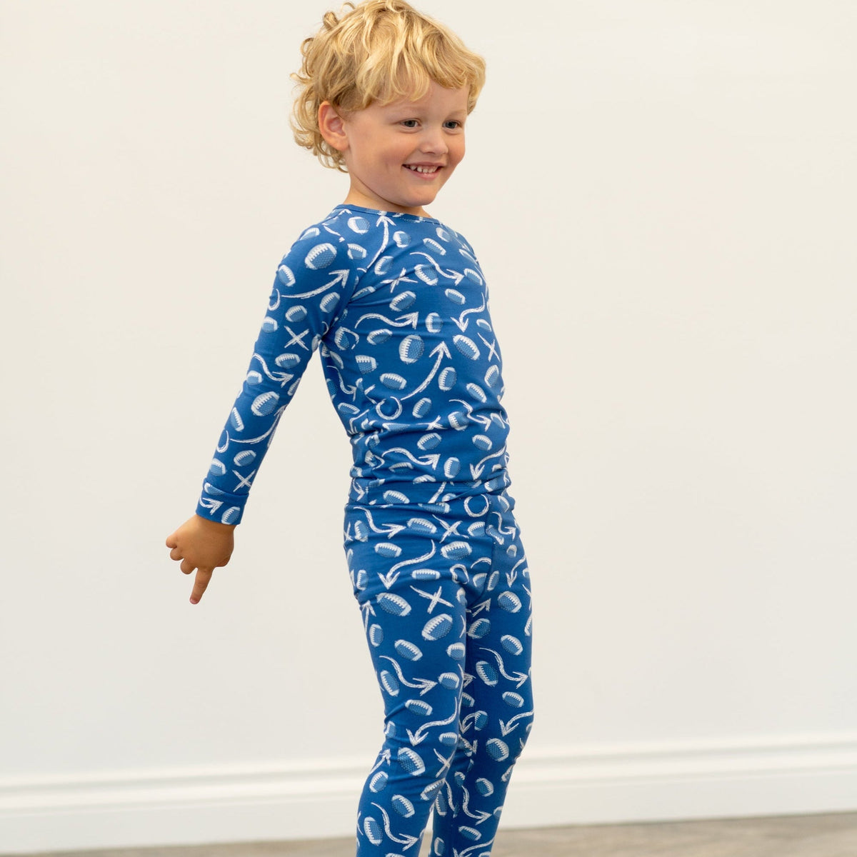 Pijama de niño mayor con diseño de libro de jugadas de fútbol azul