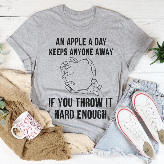 Una manzana al día mantiene a cualquiera alejado si la lanzas con la fuerza suficiente. Camiseta.