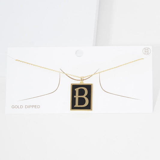 -B- Collar con dije inicial de monograma rectangular de esmalte con baño de oro