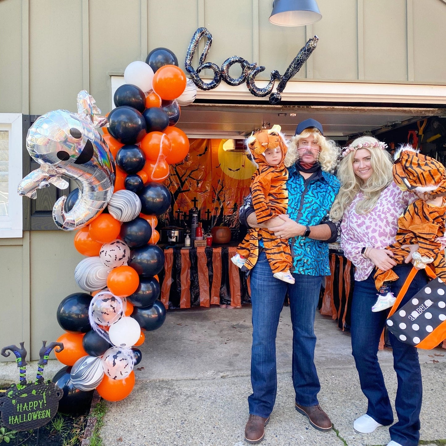 Classic Halloween Balloon Garland Kit– Black, Orange, Ghost & Bats
