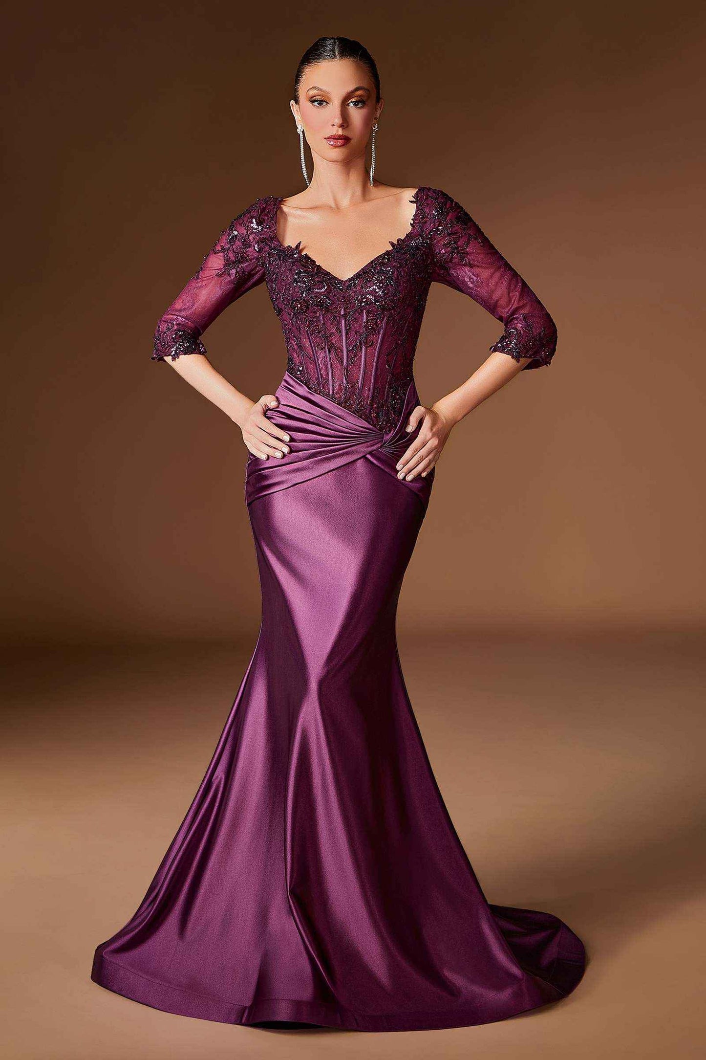Vestido de Noche Ajustado de Satén Elástico con Escote Bordado Ladivine CD731