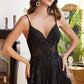 Cenicienta Divina CD994 Vestido largo de tul con pedrería, corte en A, detalle de encaje y escote en V