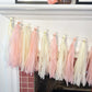 Cola de borlas de papel en colores pastel rosa y amarillo