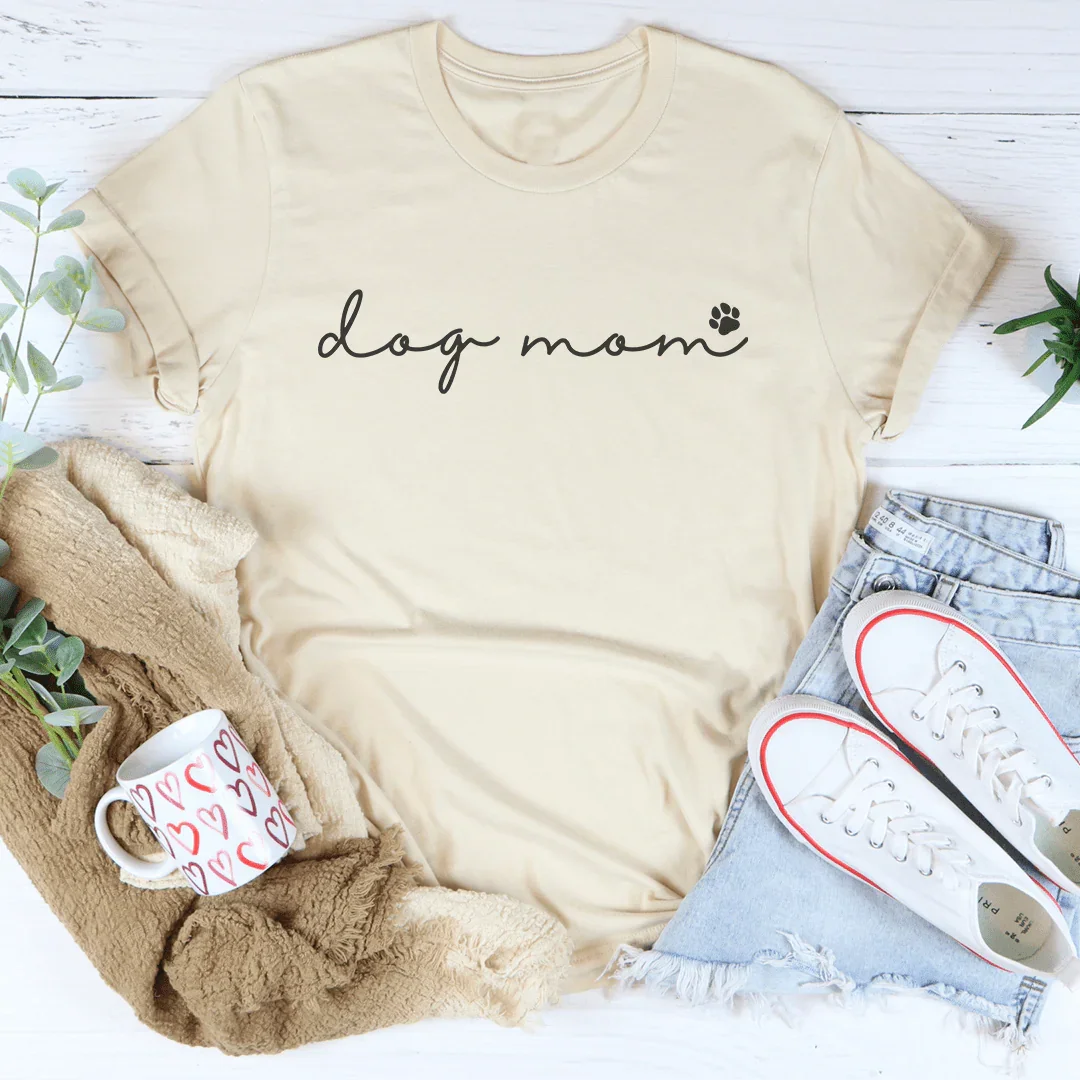Classic Pet Parent Aesthetic Top – "Dog Mom" Retro Serif Graphic Shirt