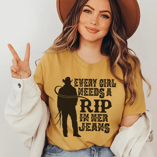 Toda chica necesita una camiseta con un roto en sus jeans