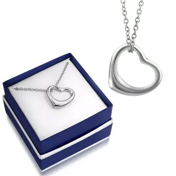 Fino Collar Clásico de Corazón en Caja