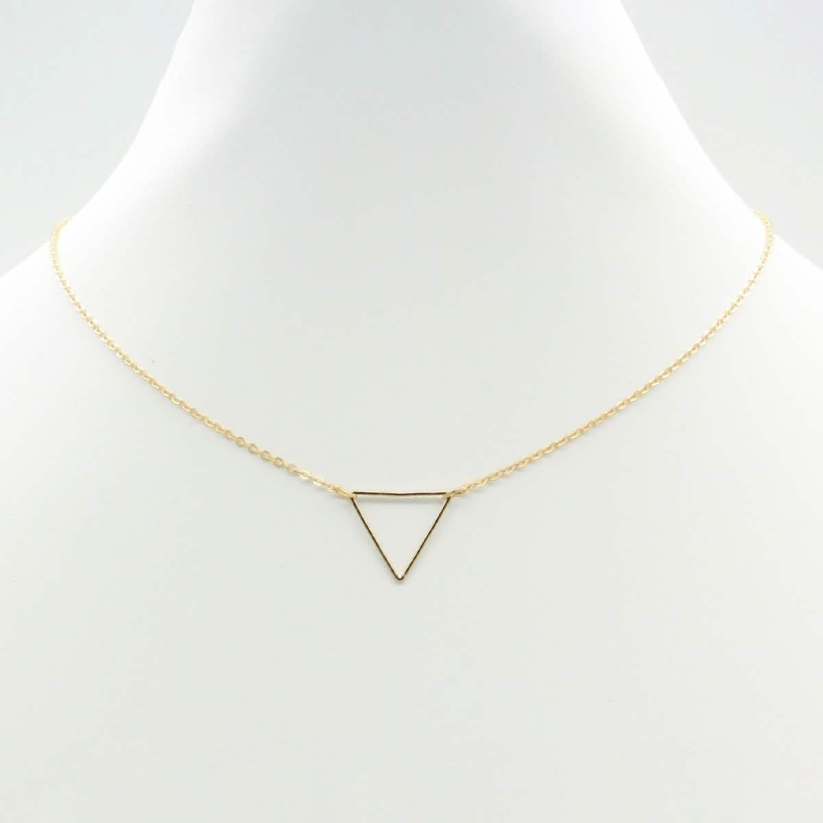 Collar con colgante de triángulo dorado