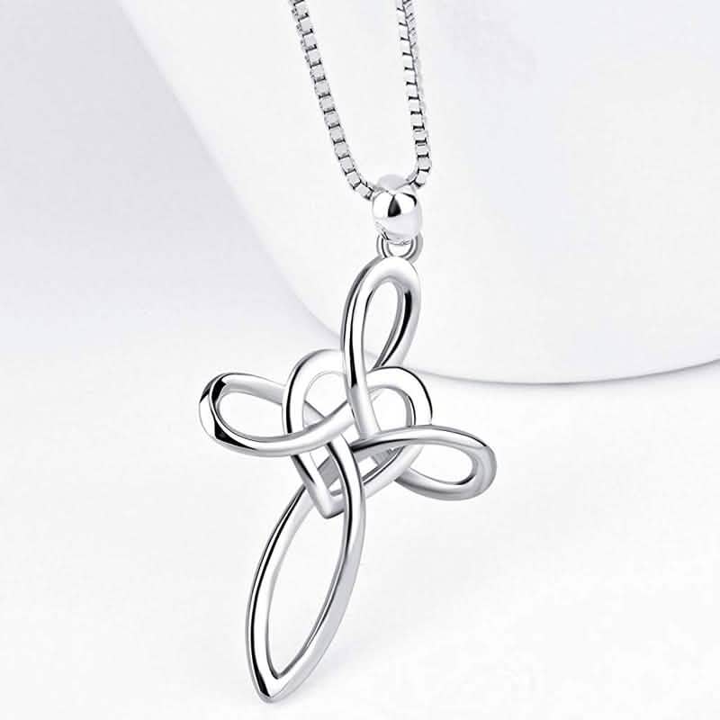Hermoso collar con colgante de cruz de plata de ley