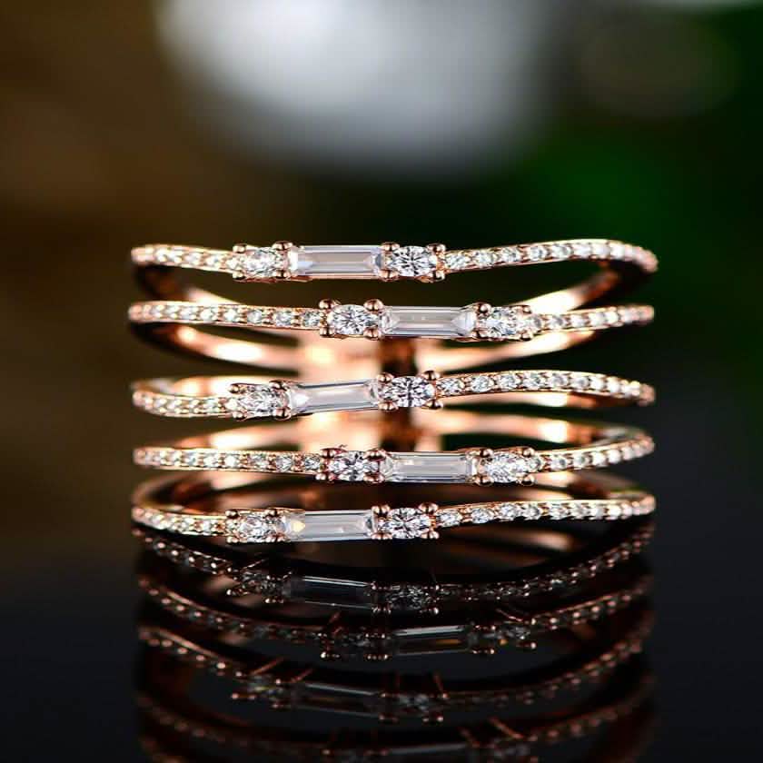 Anillo chapado en oro rosa de varias hileras hecho con elementos de Swarovski