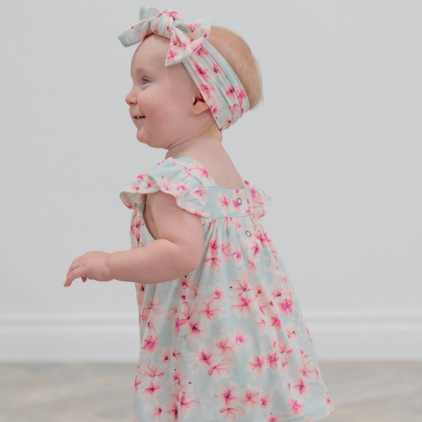 Bonito Vestido Floral Rosa con Volantes y Cubrepañal