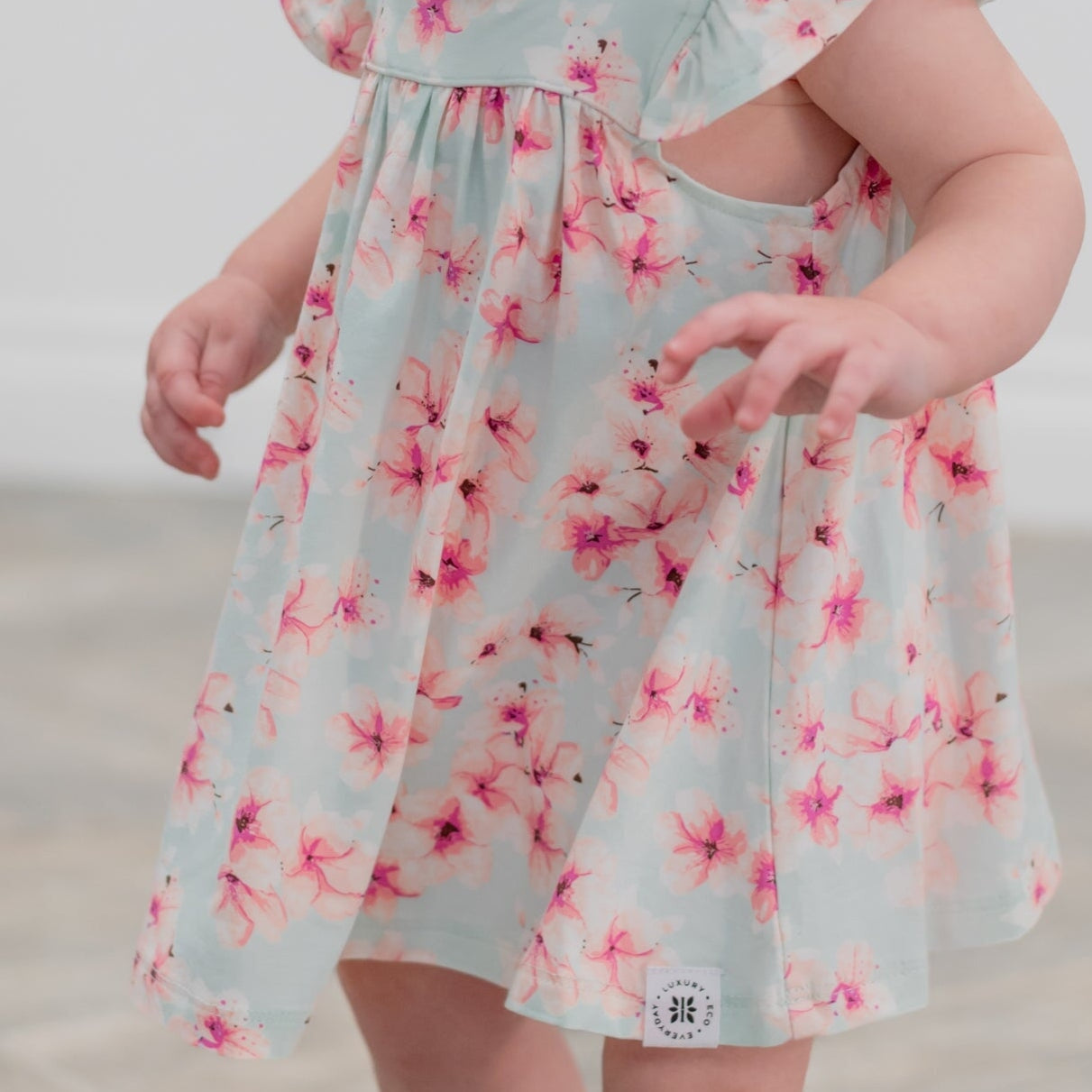Bonito Vestido Floral Rosa con Volantes y Cubrepañal