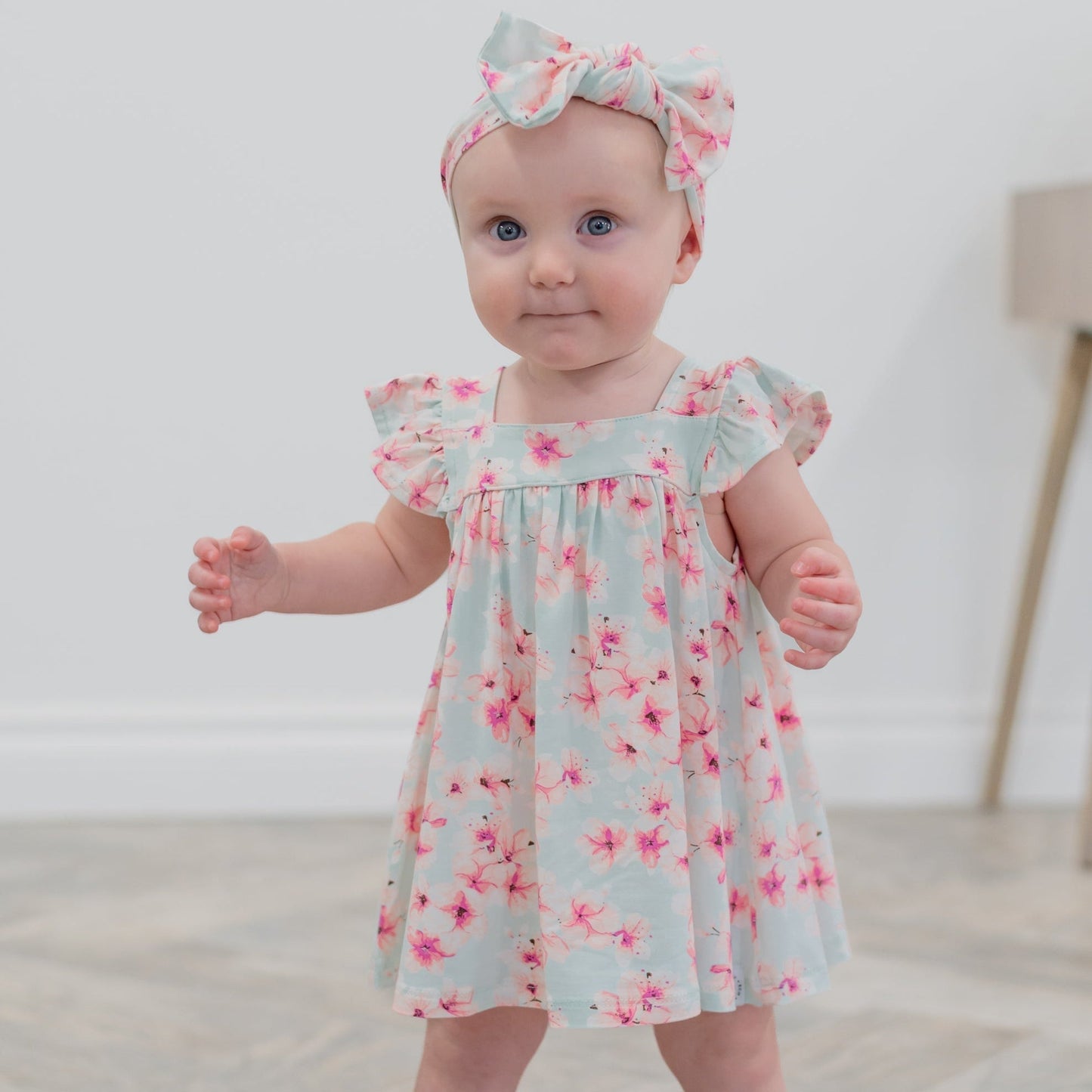 Bonito Vestido Floral Rosa con Volantes y Cubrepañal