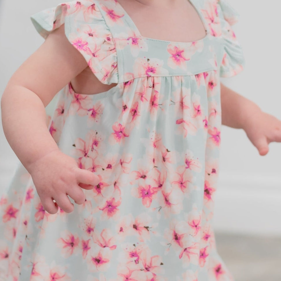 Bonito Vestido Floral Rosa con Volantes y Cubrepañal
