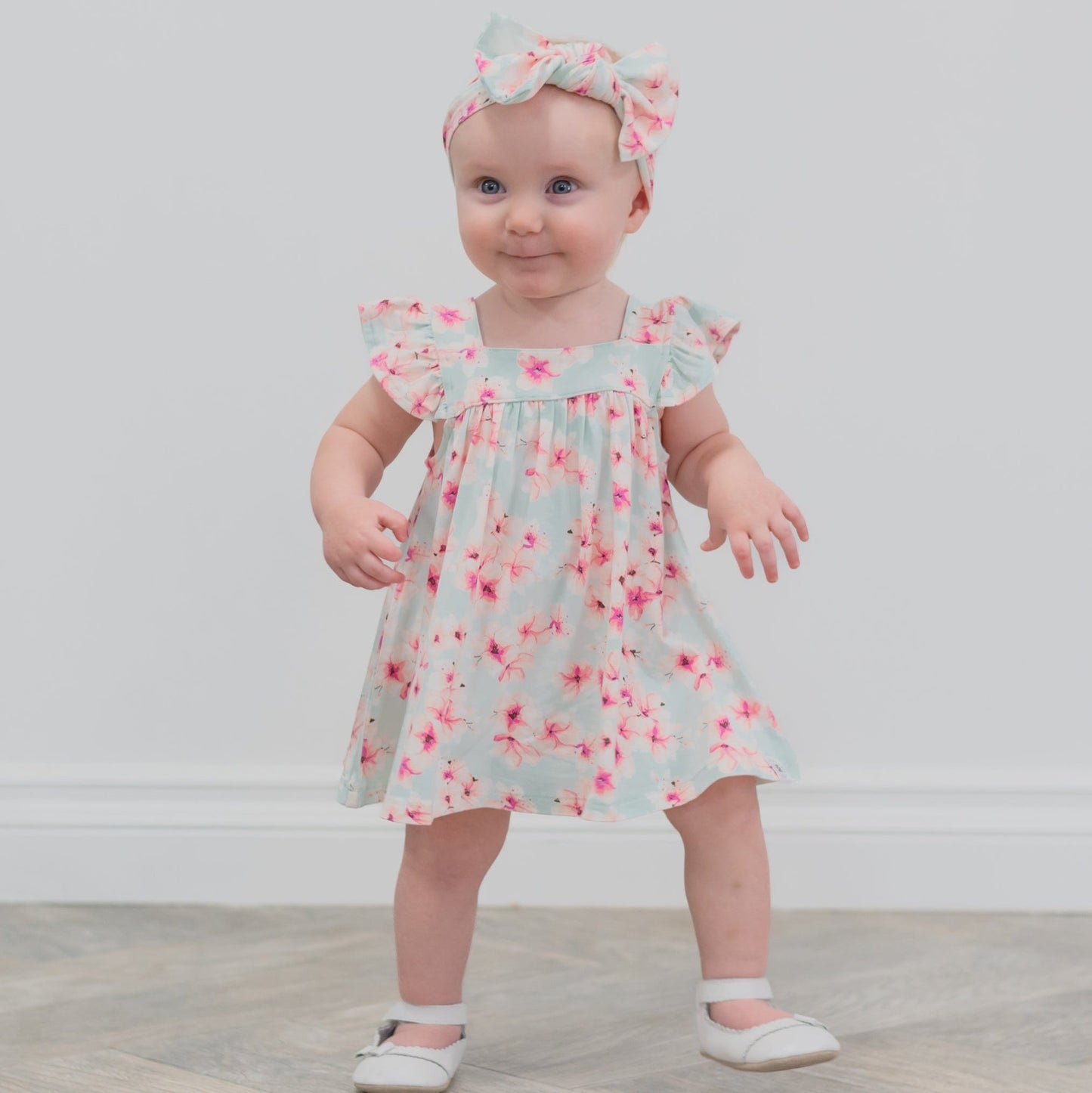 Bonito Vestido Floral Rosa con Volantes y Cubrepañal