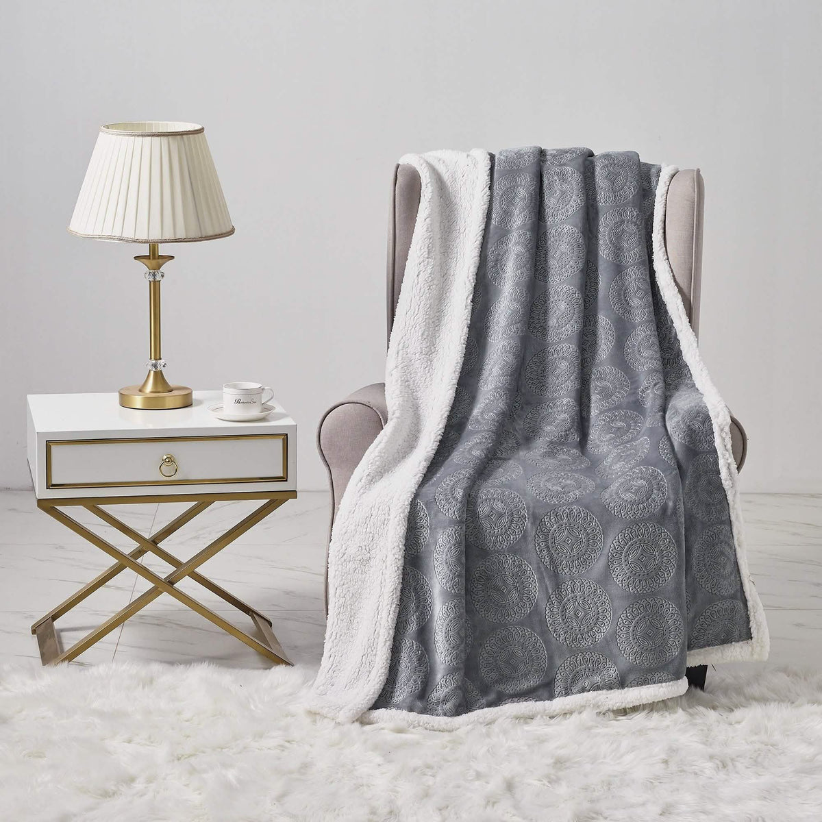 Manta reversible de forro polar con estampado en relieve Sheradian/sherpa Caesar
