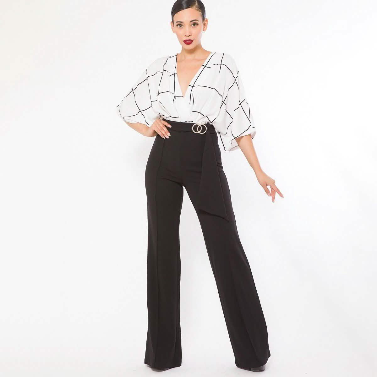 Mono de moda detallado con top tejido y estampado cuadrado