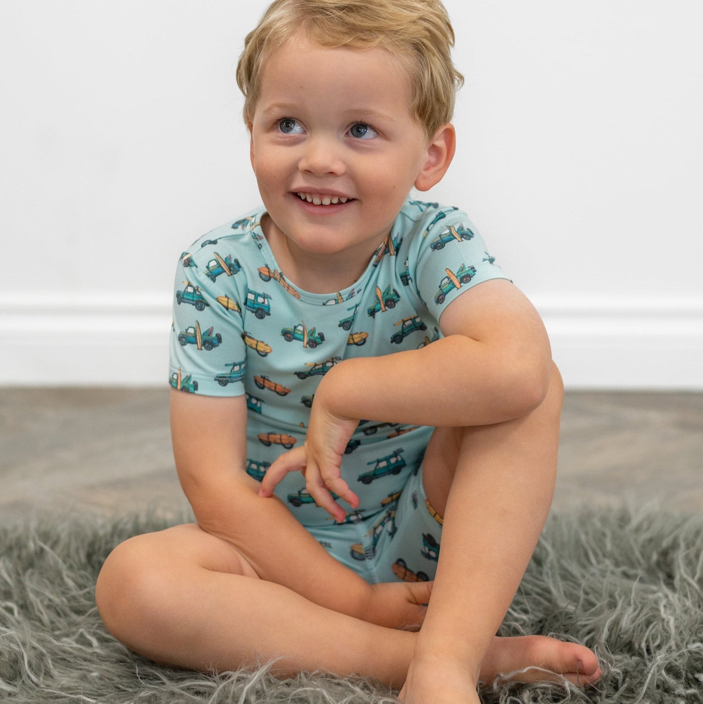 Conjunto de pijama de verano con diseño de playa y surf