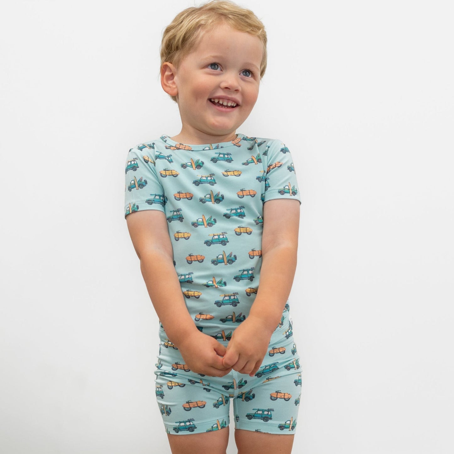 Conjunto de pijama de verano con diseño de playa y surf