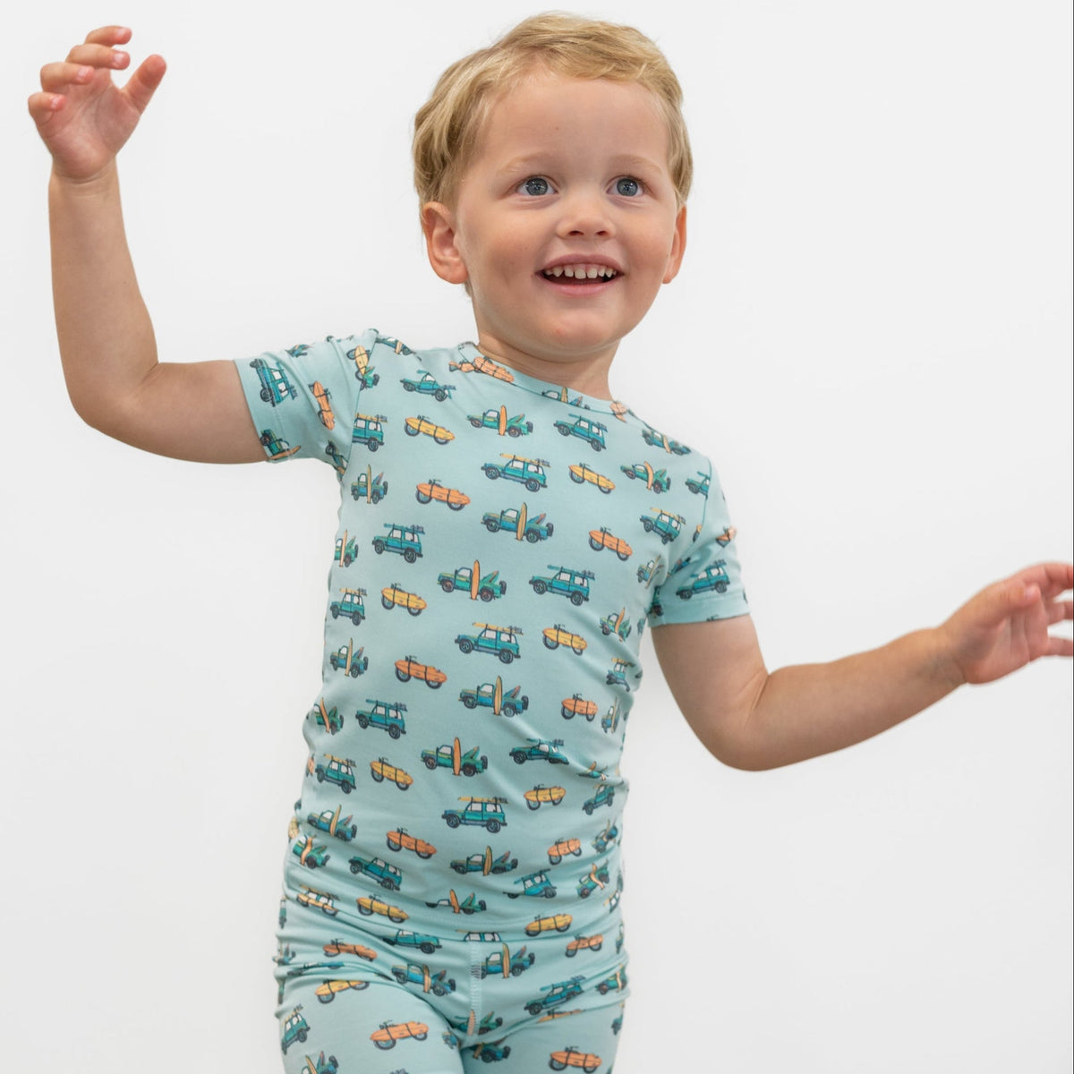 Conjunto de pijama de verano con diseño de playa y surf