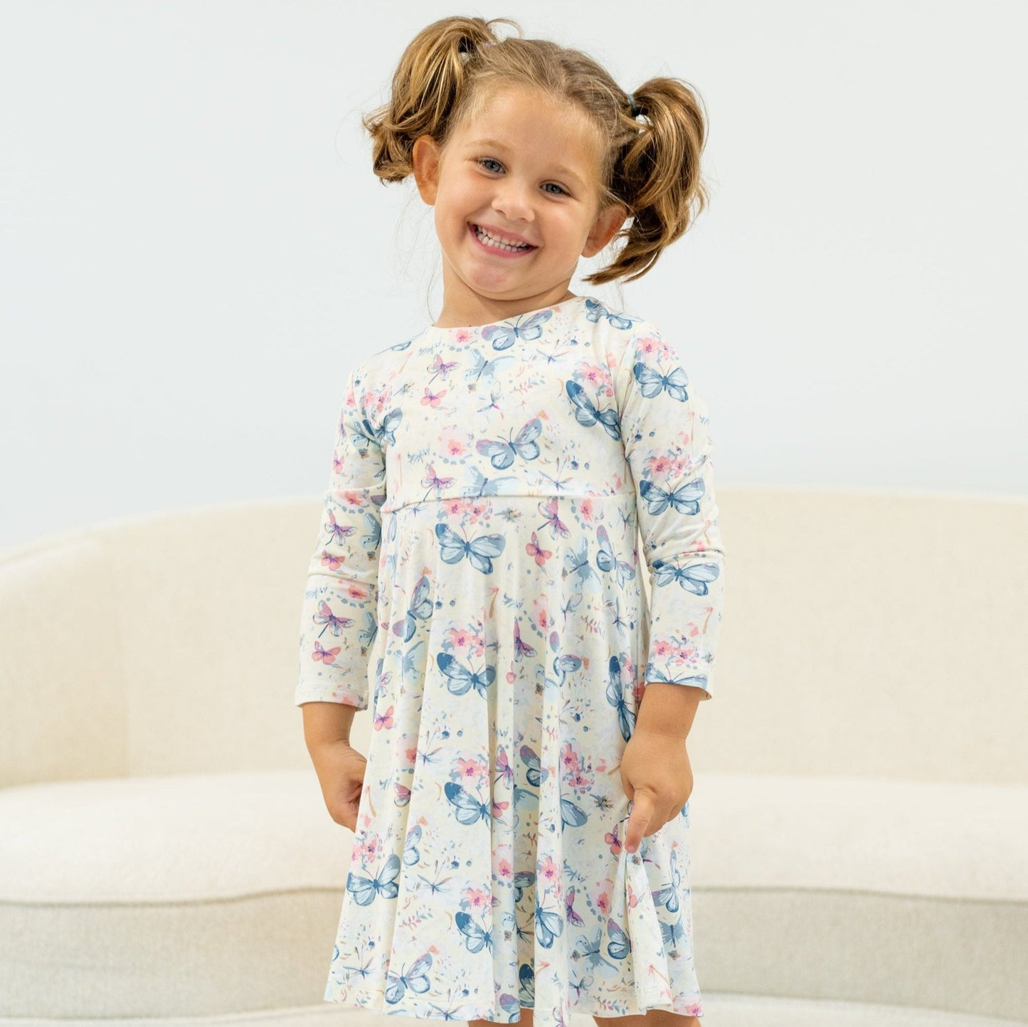 Vestido de niña con mariposa y remolinos en acuarela
