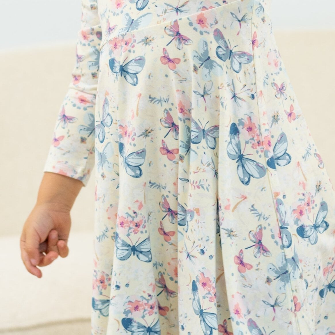 Vestido de niña con mariposa y remolinos en acuarela