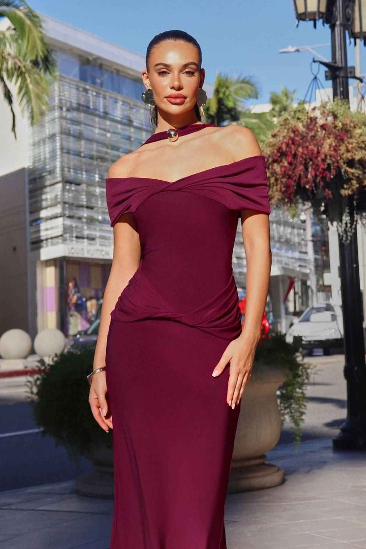 Vestido elástico ajustado Astee T503 con cuello halter y hombros descubiertos