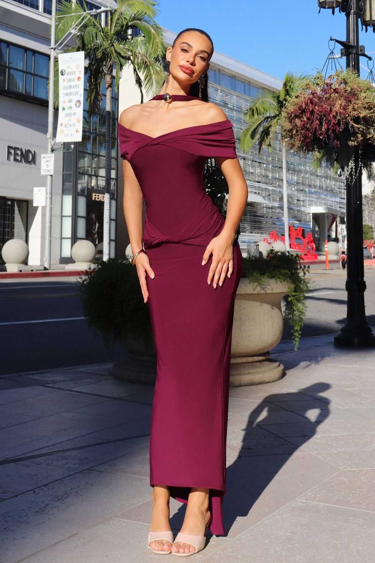 Vestido elástico ajustado Astee T503 con cuello halter y hombros descubiertos