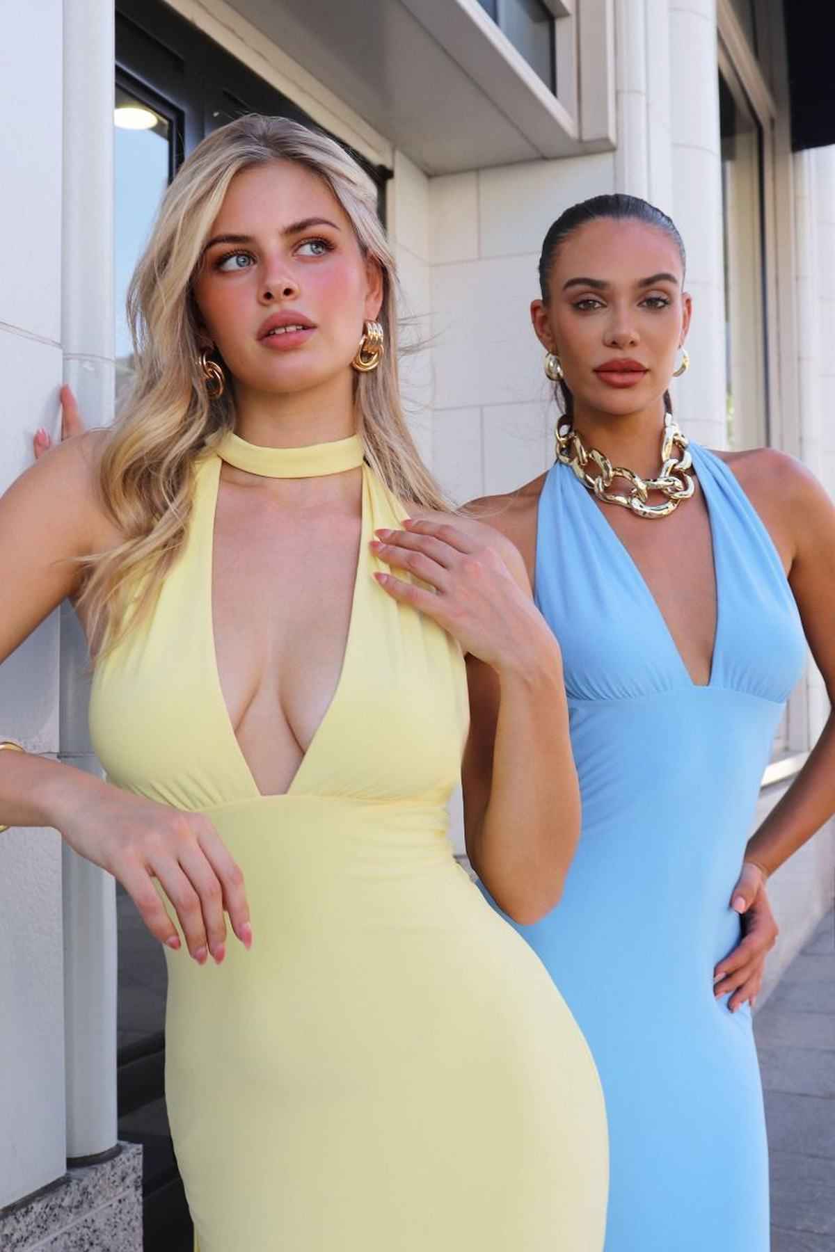 Vestido elástico ajustado Astee T505 de cuello halter elegante