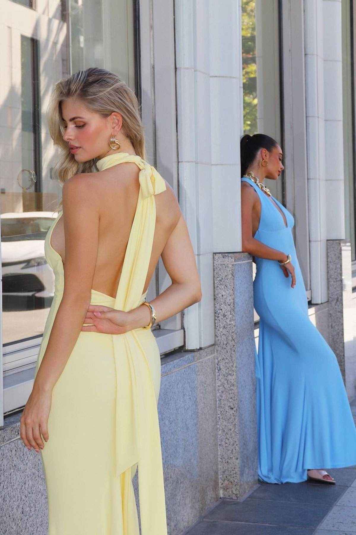 Vestido elástico ajustado Astee T505 de cuello halter elegante