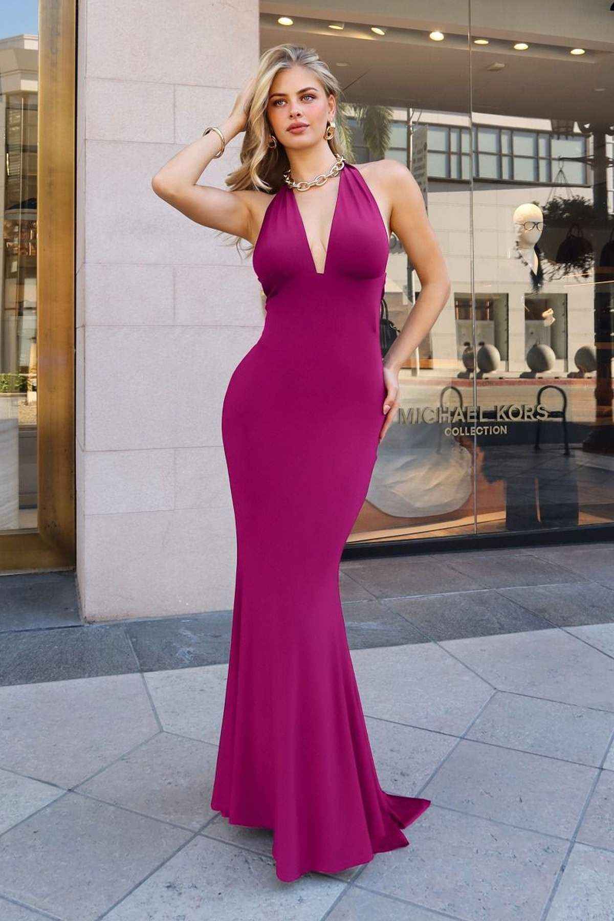 Vestido elástico ajustado Astee T505 de cuello halter elegante