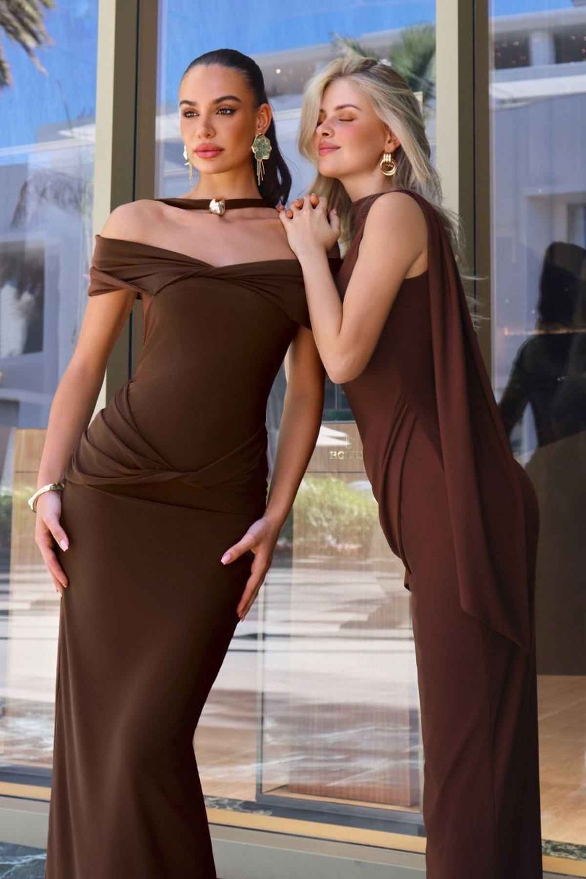Vestido elástico ajustado Astee T503 con cuello halter y hombros descubiertos
