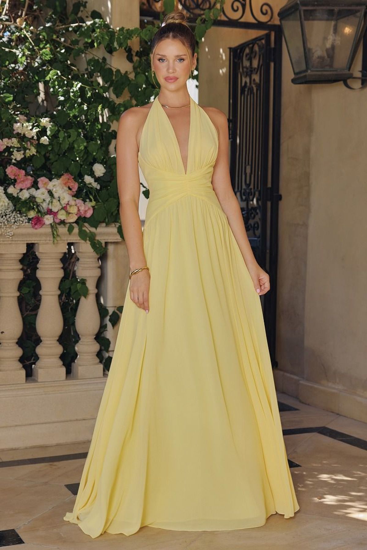 Vestido de noche Amoris T715 de chifón con escote halter y corte en A