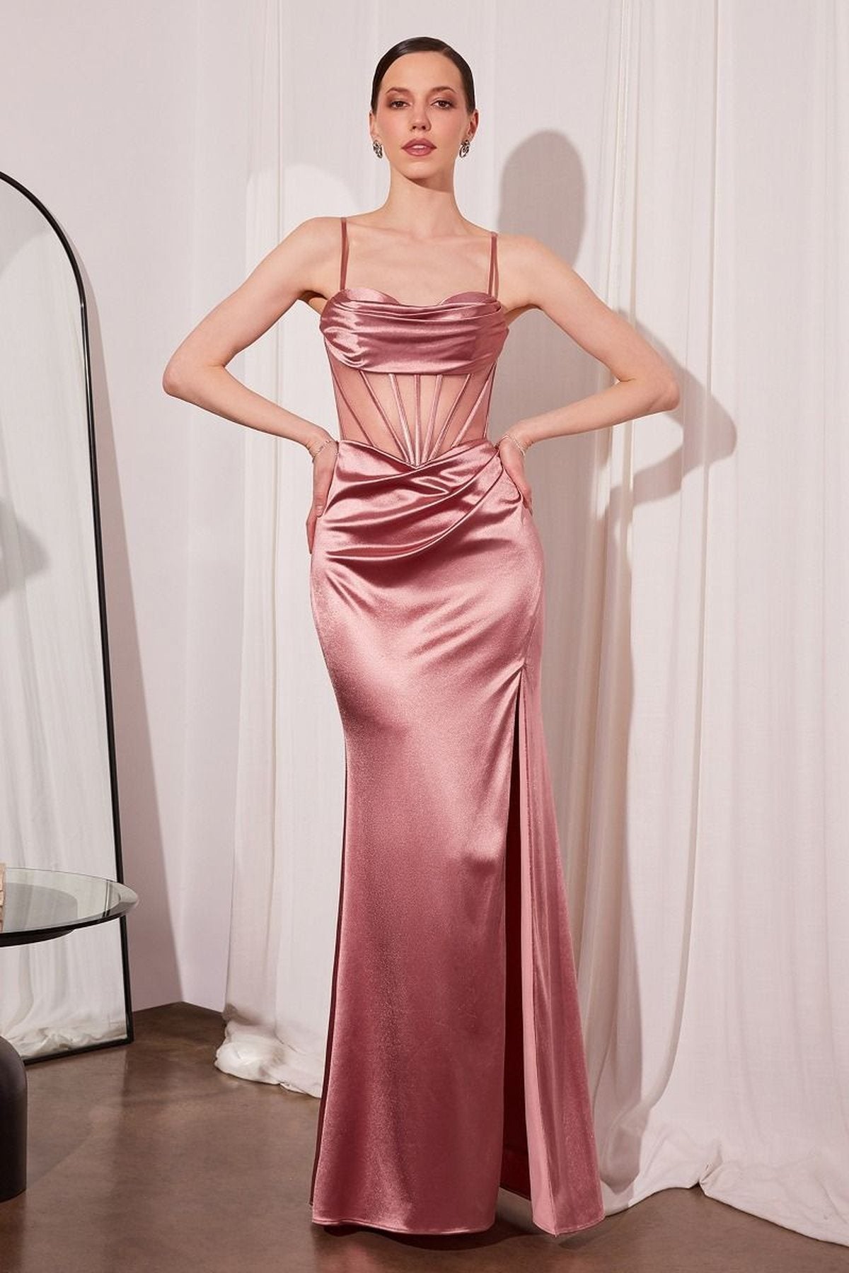 Vestido de fiesta largo de satén con corpiño transparente ajustado y cuello drapeado modelo T812 Ladivine Amoris