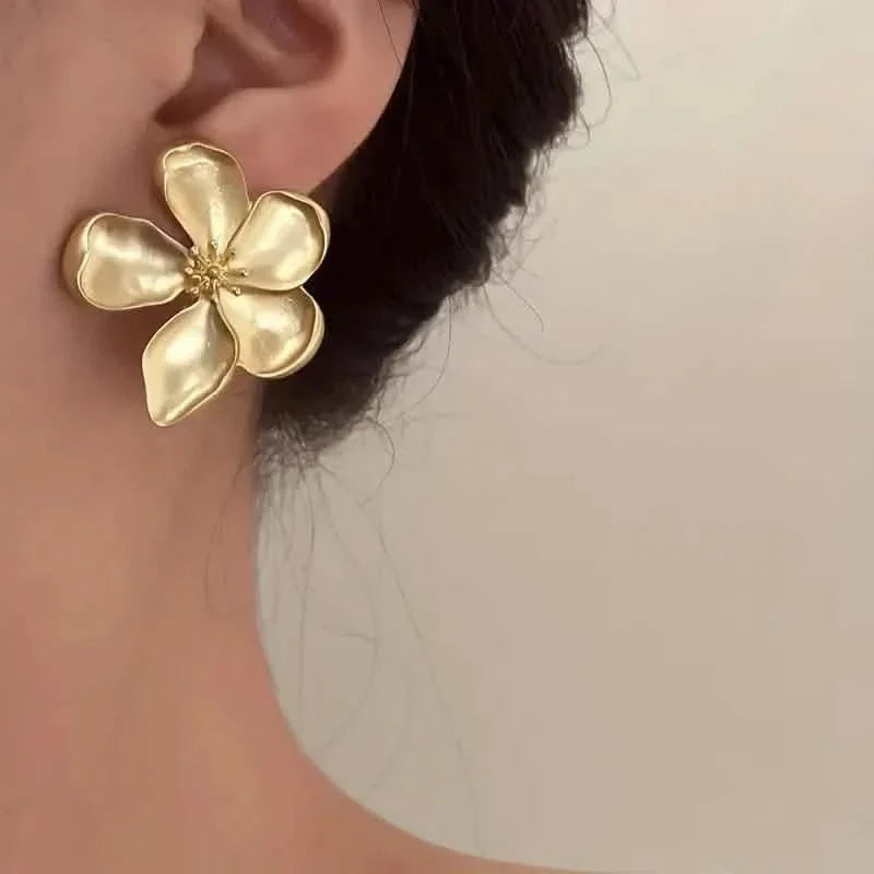 Pendientes de flor dorada estilo francés vintage